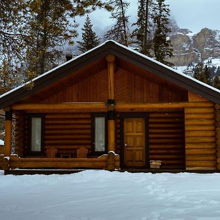 Castle Mountain Chalets エクステリア 写真