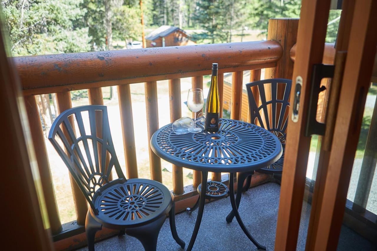 Castle Mountain Chalets エクステリア 写真