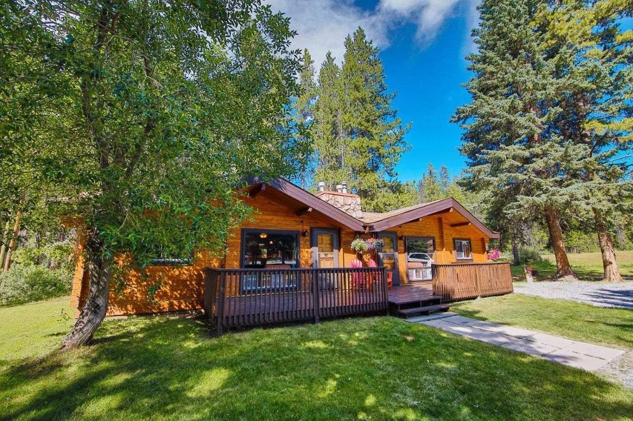 Castle Mountain Chalets エクステリア 写真