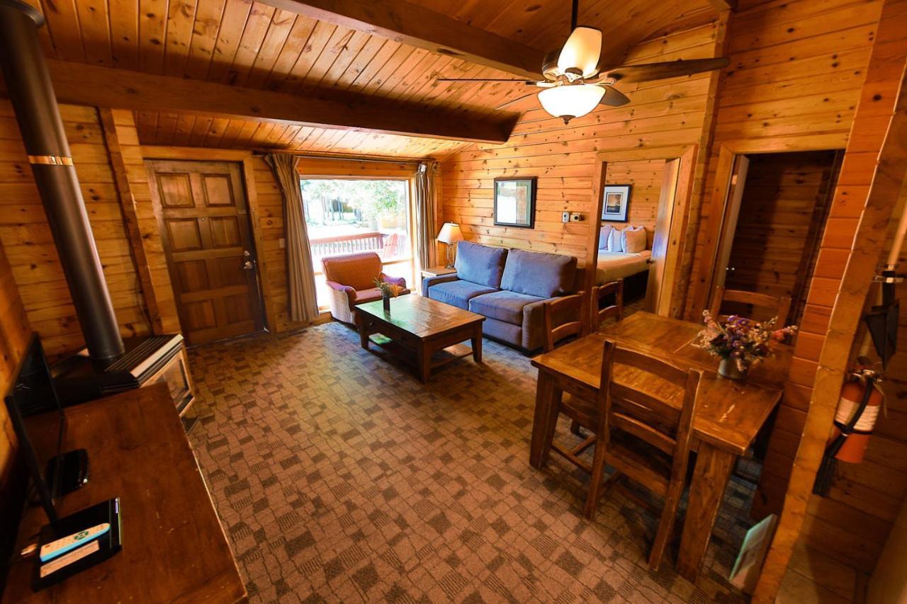 Castle Mountain Chalets エクステリア 写真