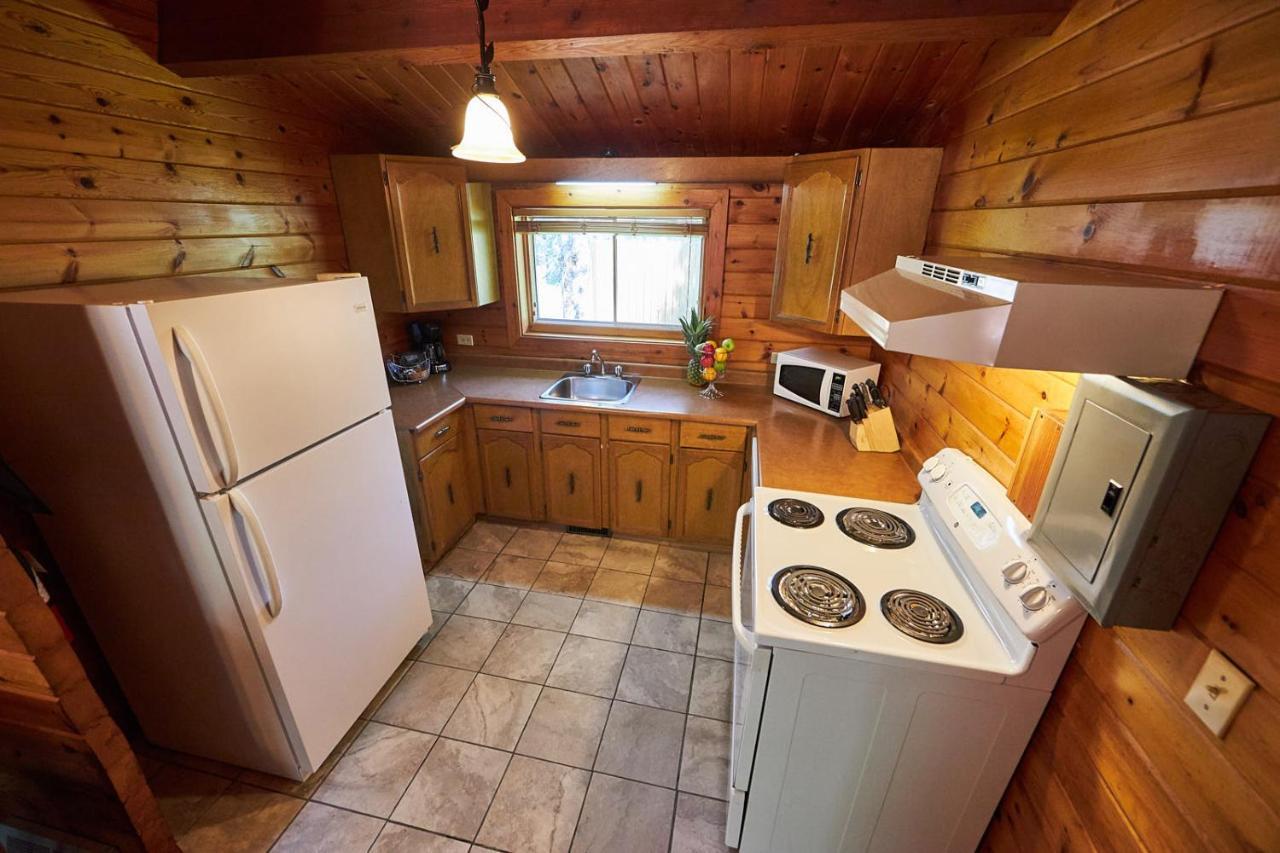 Castle Mountain Chalets エクステリア 写真