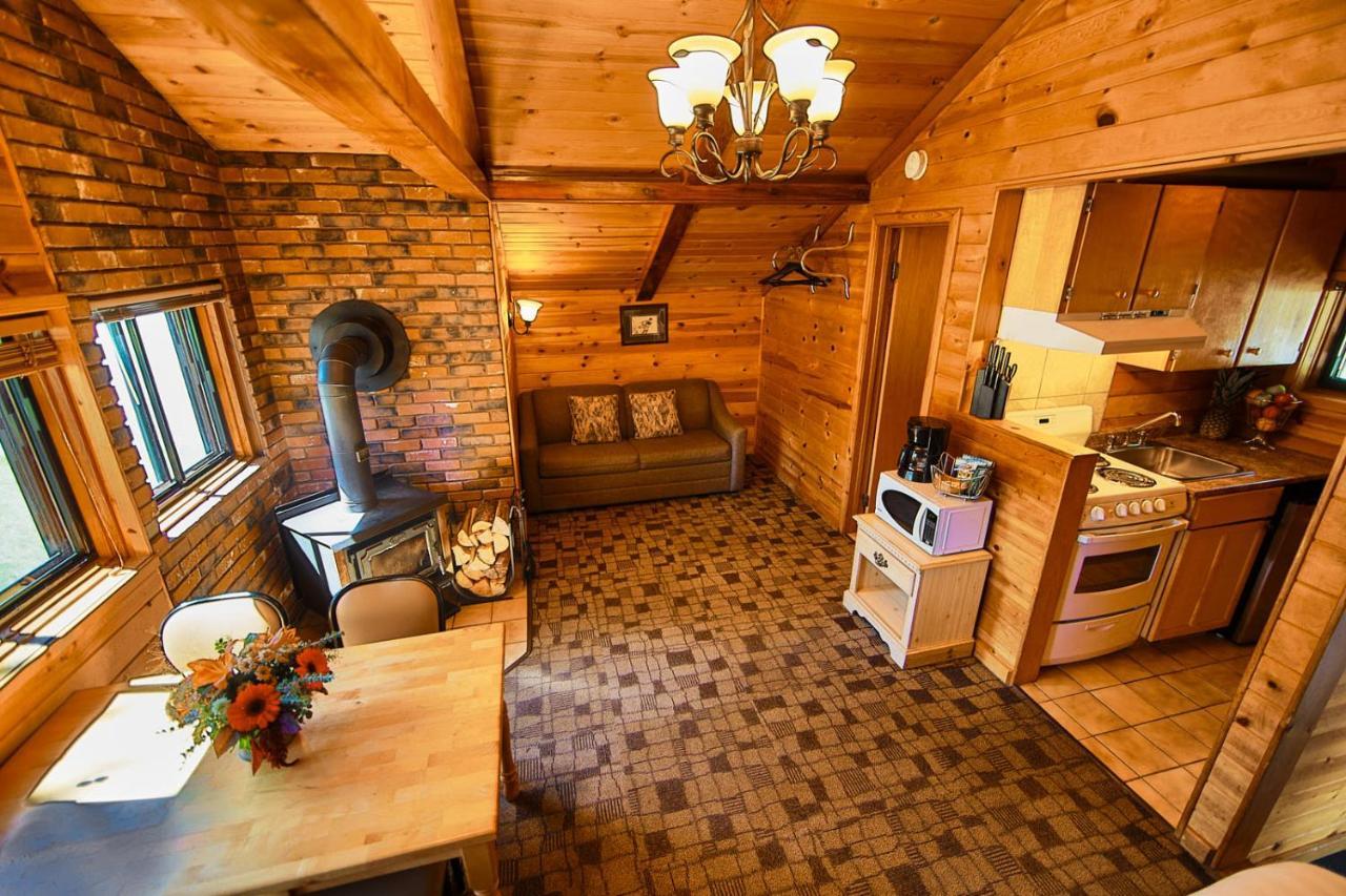 Castle Mountain Chalets エクステリア 写真