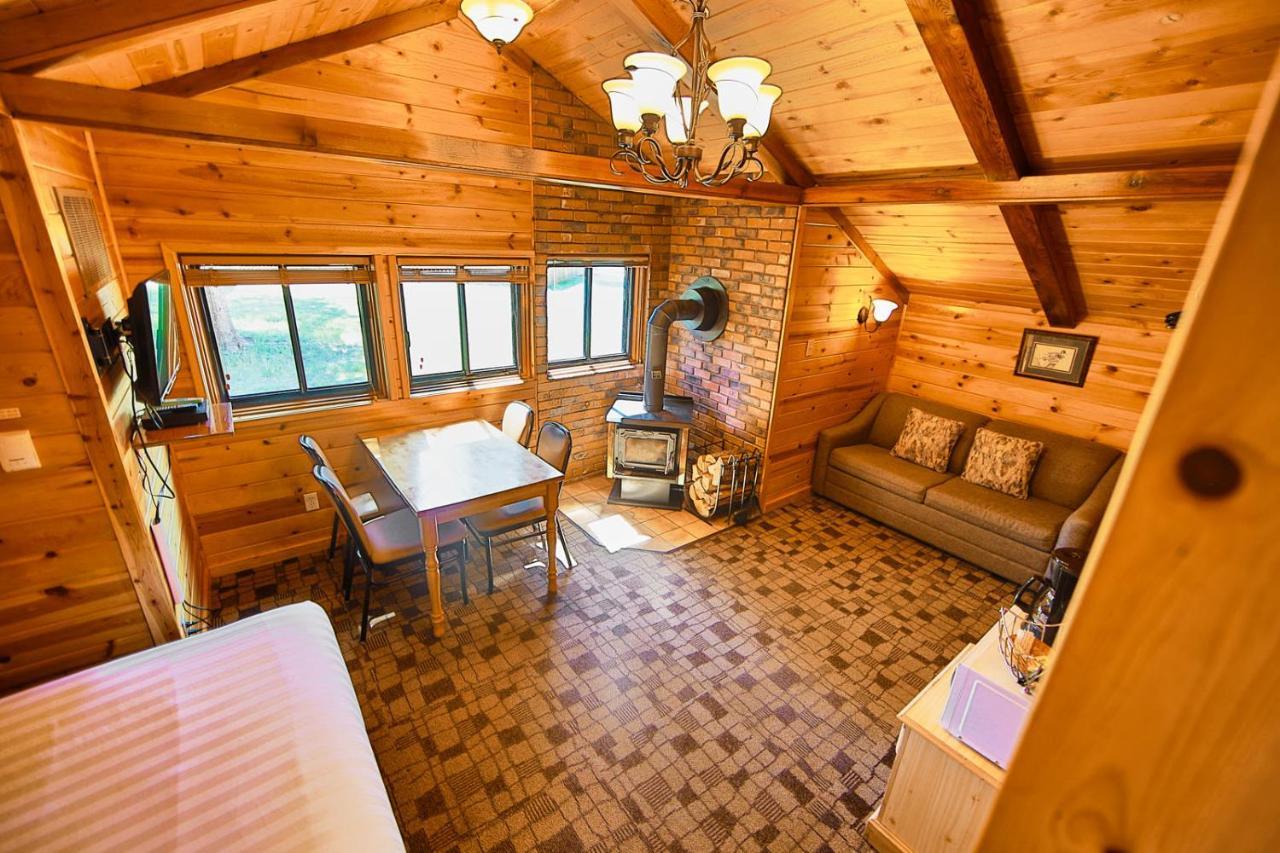 Castle Mountain Chalets エクステリア 写真