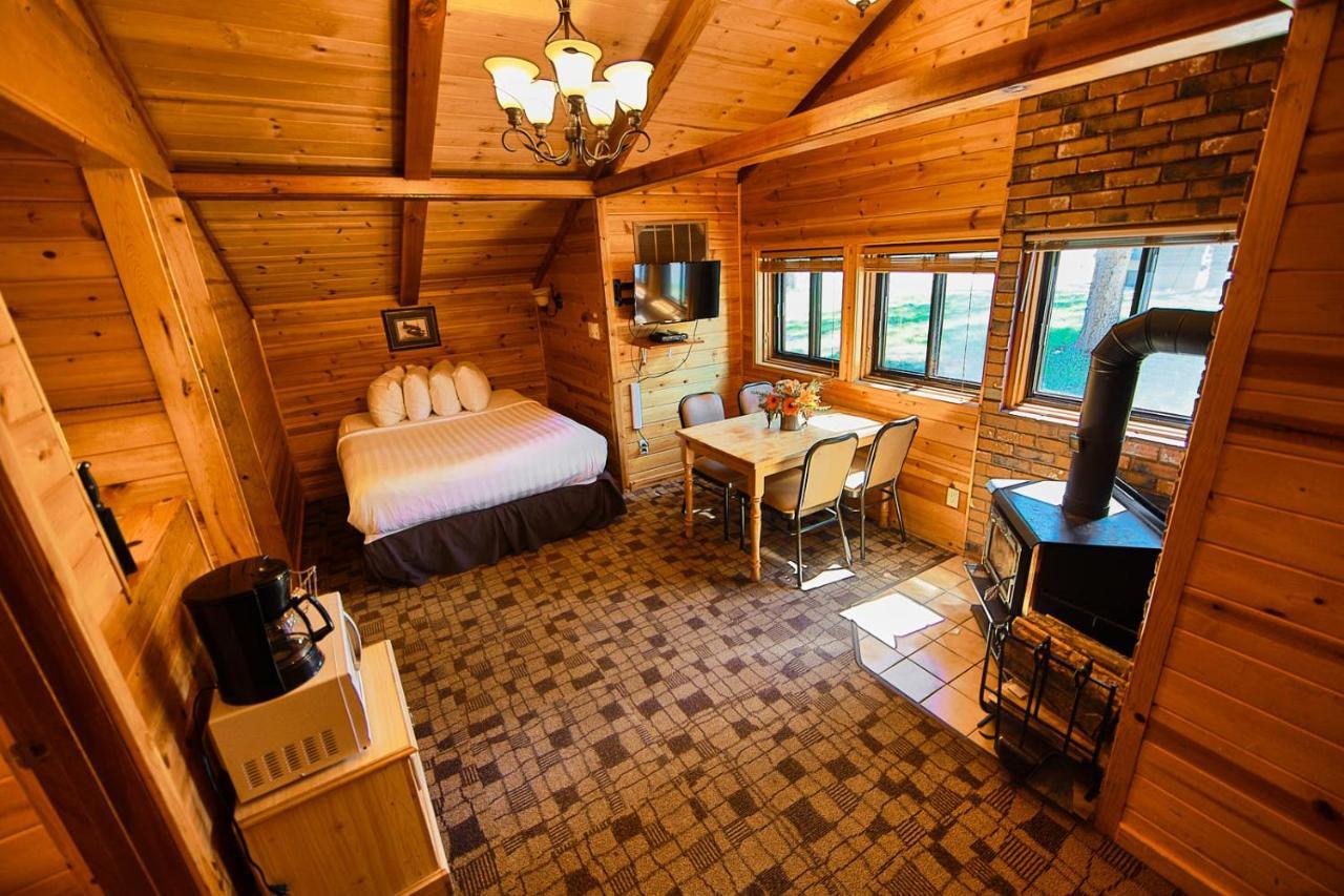 Castle Mountain Chalets エクステリア 写真