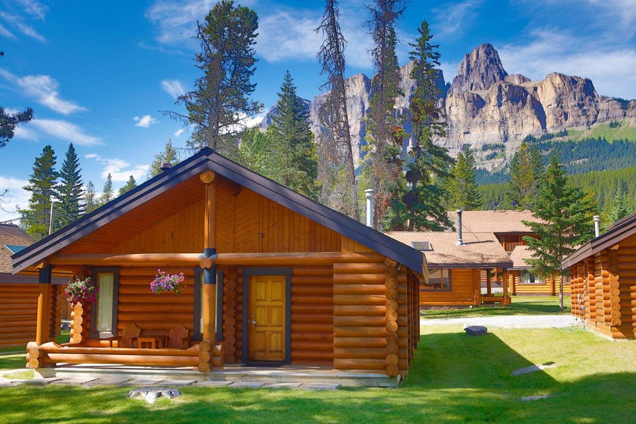 Castle Mountain Chalets エクステリア 写真