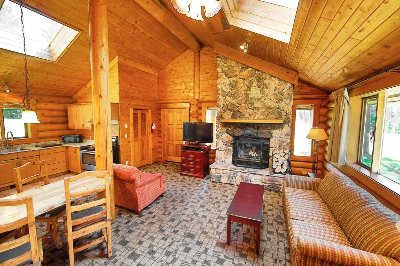 Castle Mountain Chalets エクステリア 写真