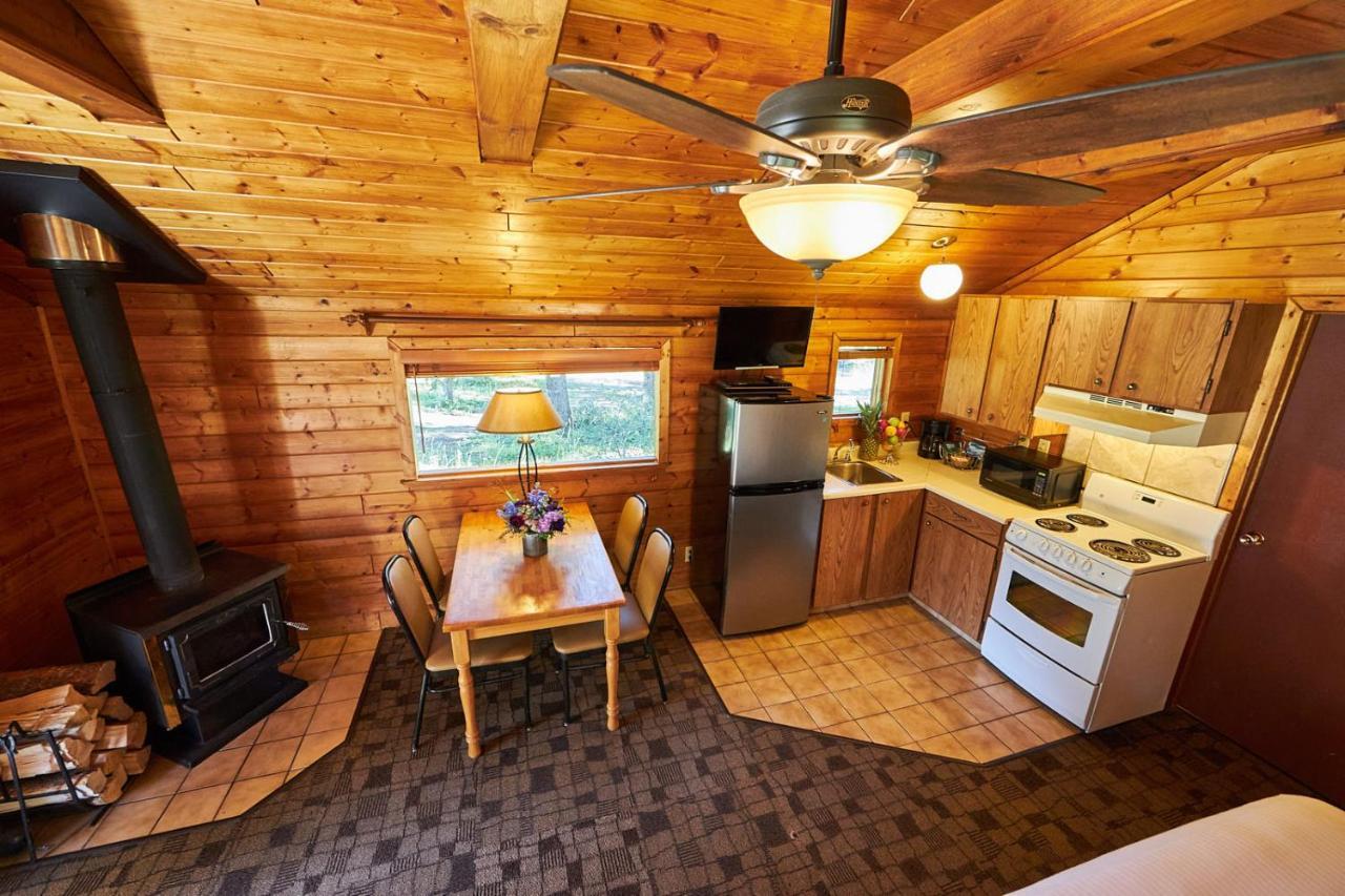 Castle Mountain Chalets エクステリア 写真