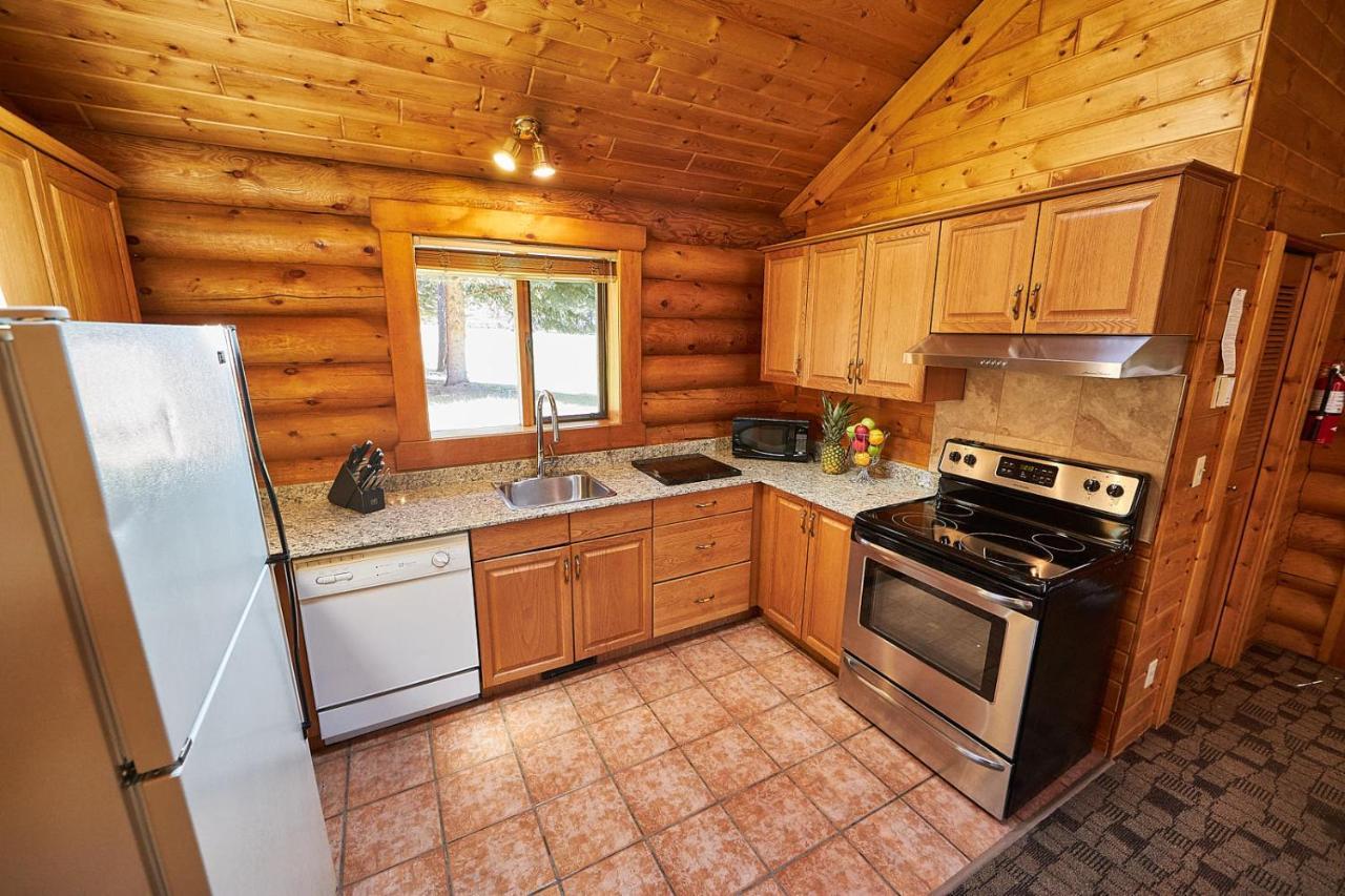 Castle Mountain Chalets エクステリア 写真