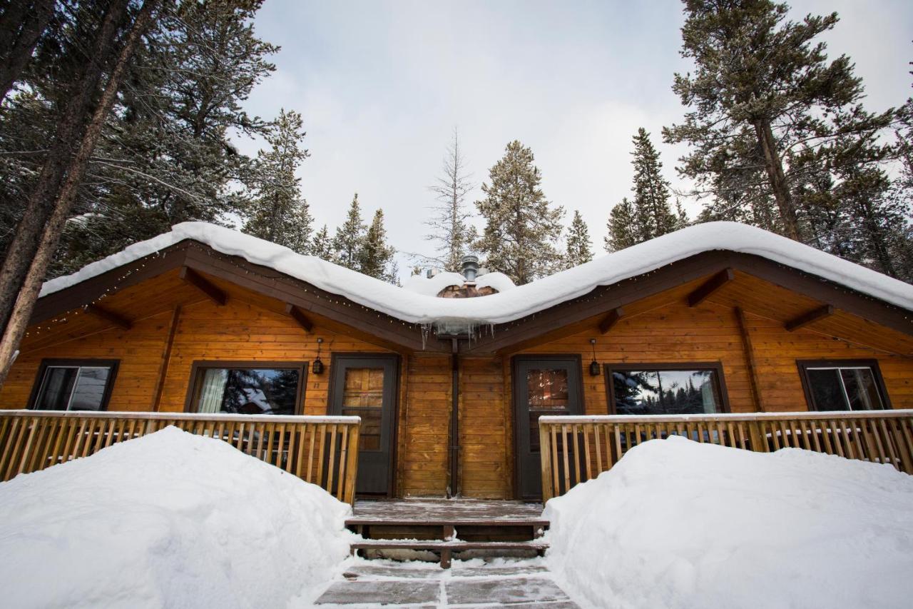 Castle Mountain Chalets エクステリア 写真