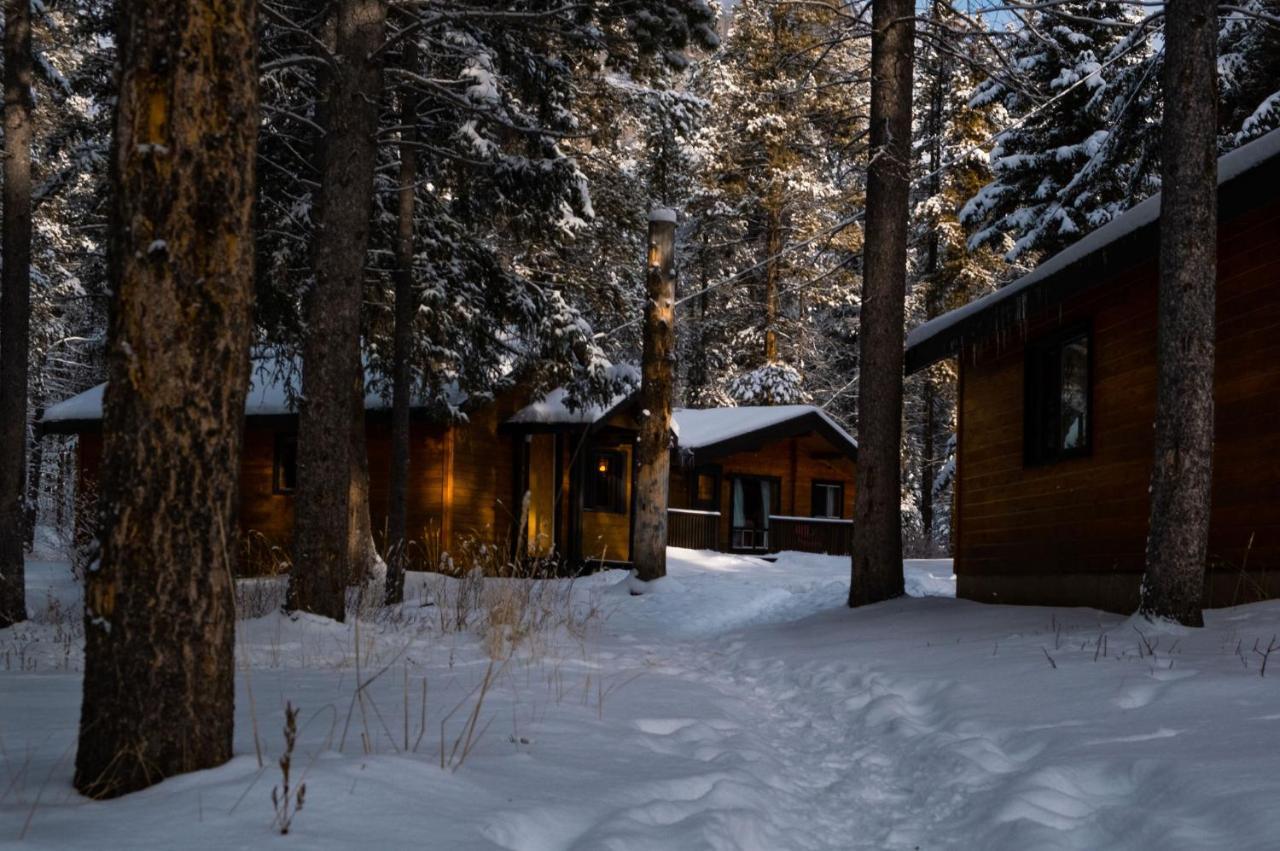 Castle Mountain Chalets エクステリア 写真