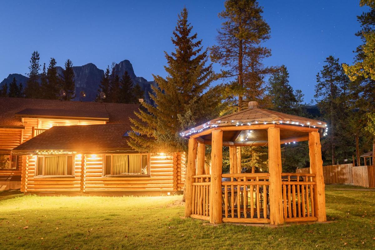 Castle Mountain Chalets エクステリア 写真