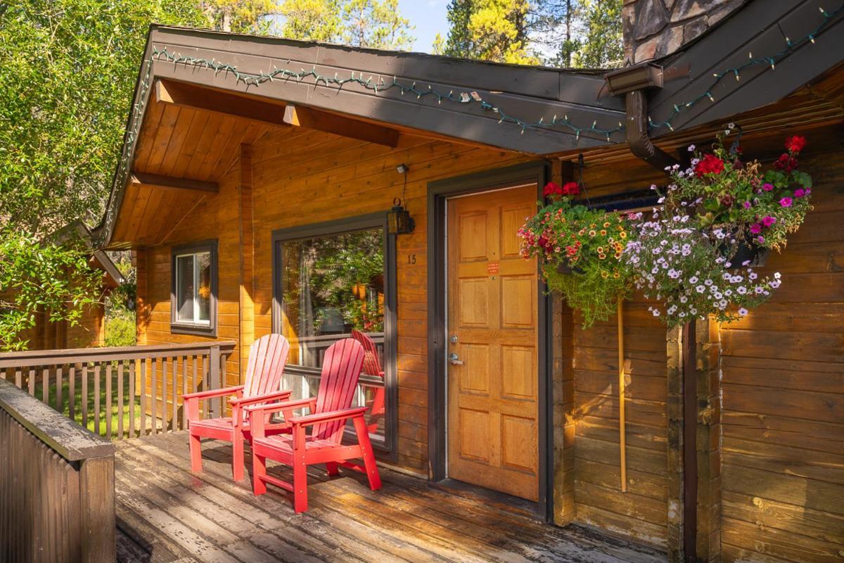 Castle Mountain Chalets エクステリア 写真