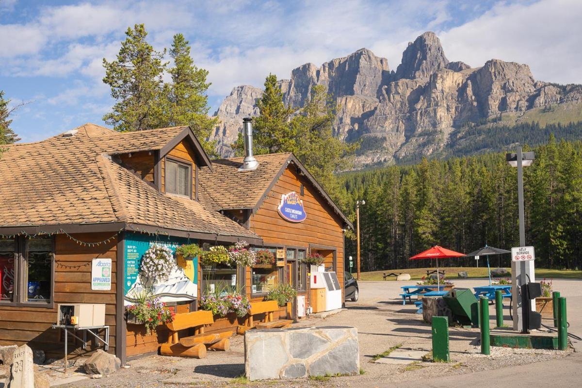 Castle Mountain Chalets エクステリア 写真
