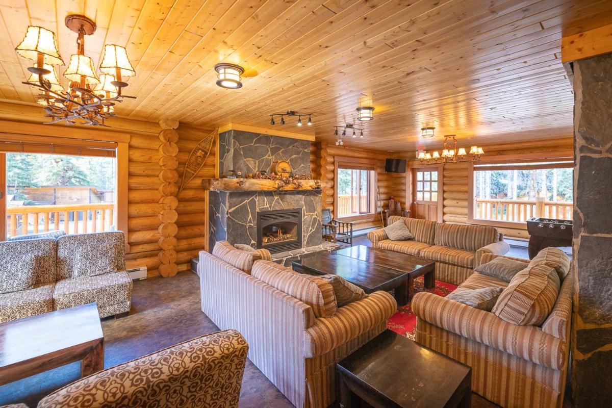 Castle Mountain Chalets エクステリア 写真