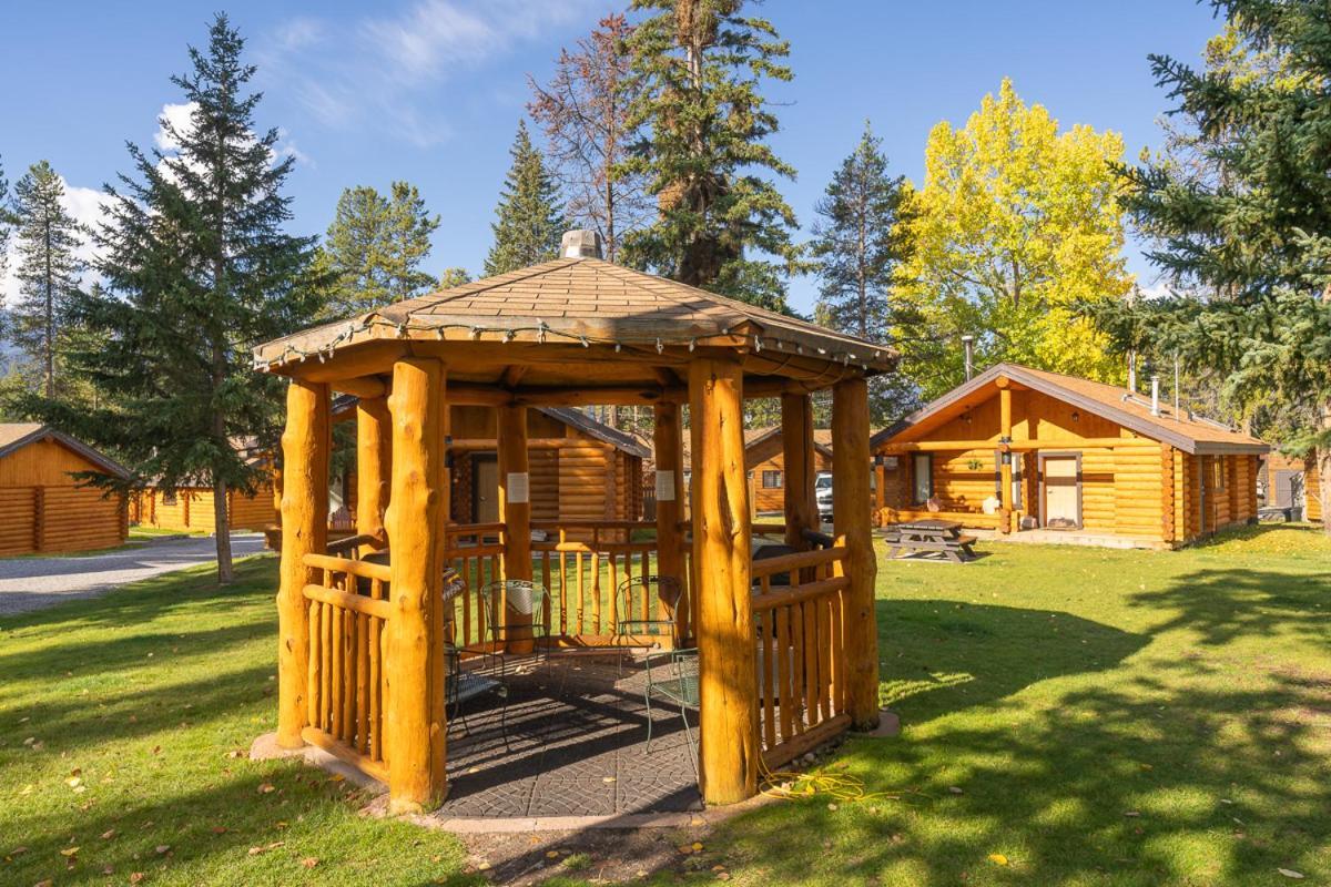 Castle Mountain Chalets エクステリア 写真