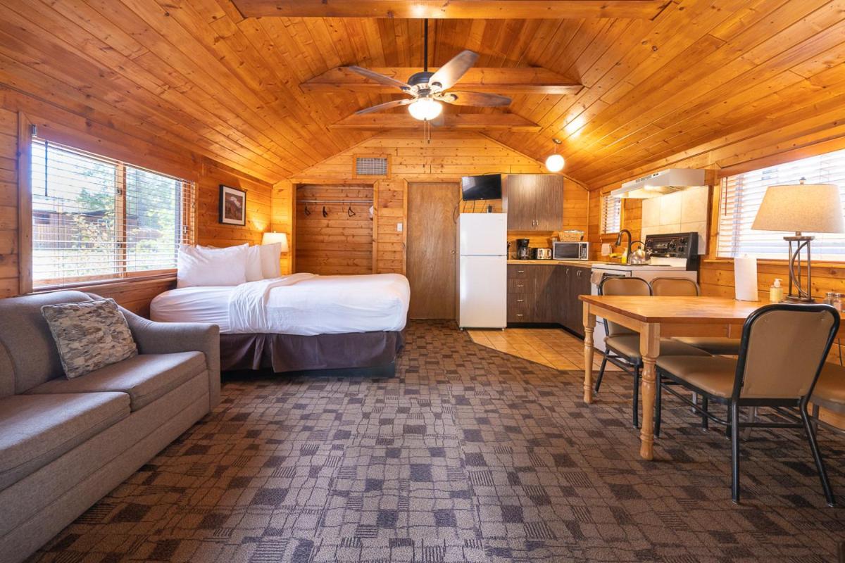 Castle Mountain Chalets エクステリア 写真