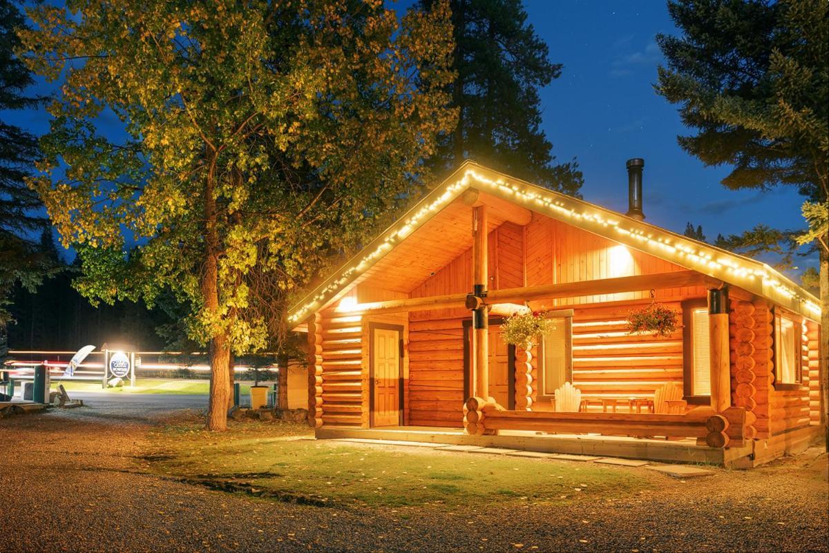 Castle Mountain Chalets エクステリア 写真