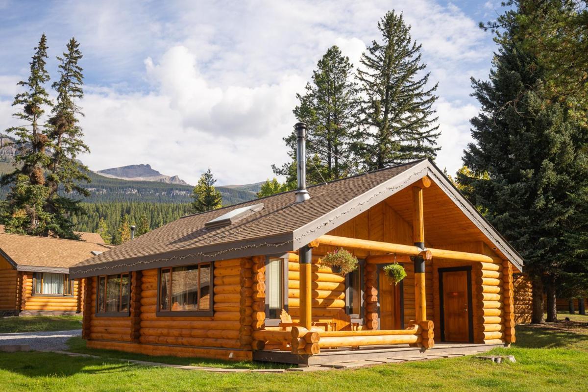 Castle Mountain Chalets エクステリア 写真