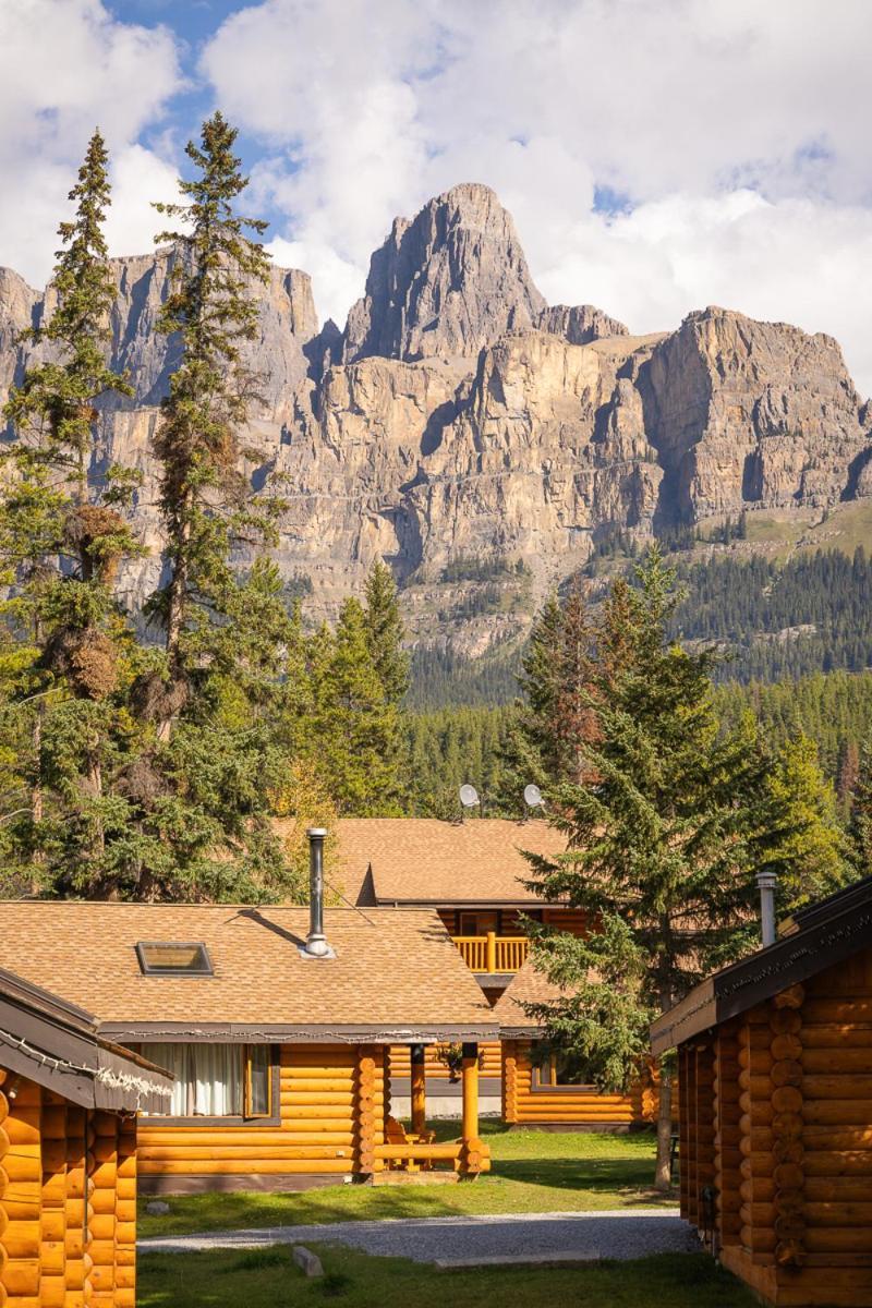 Castle Mountain Chalets エクステリア 写真