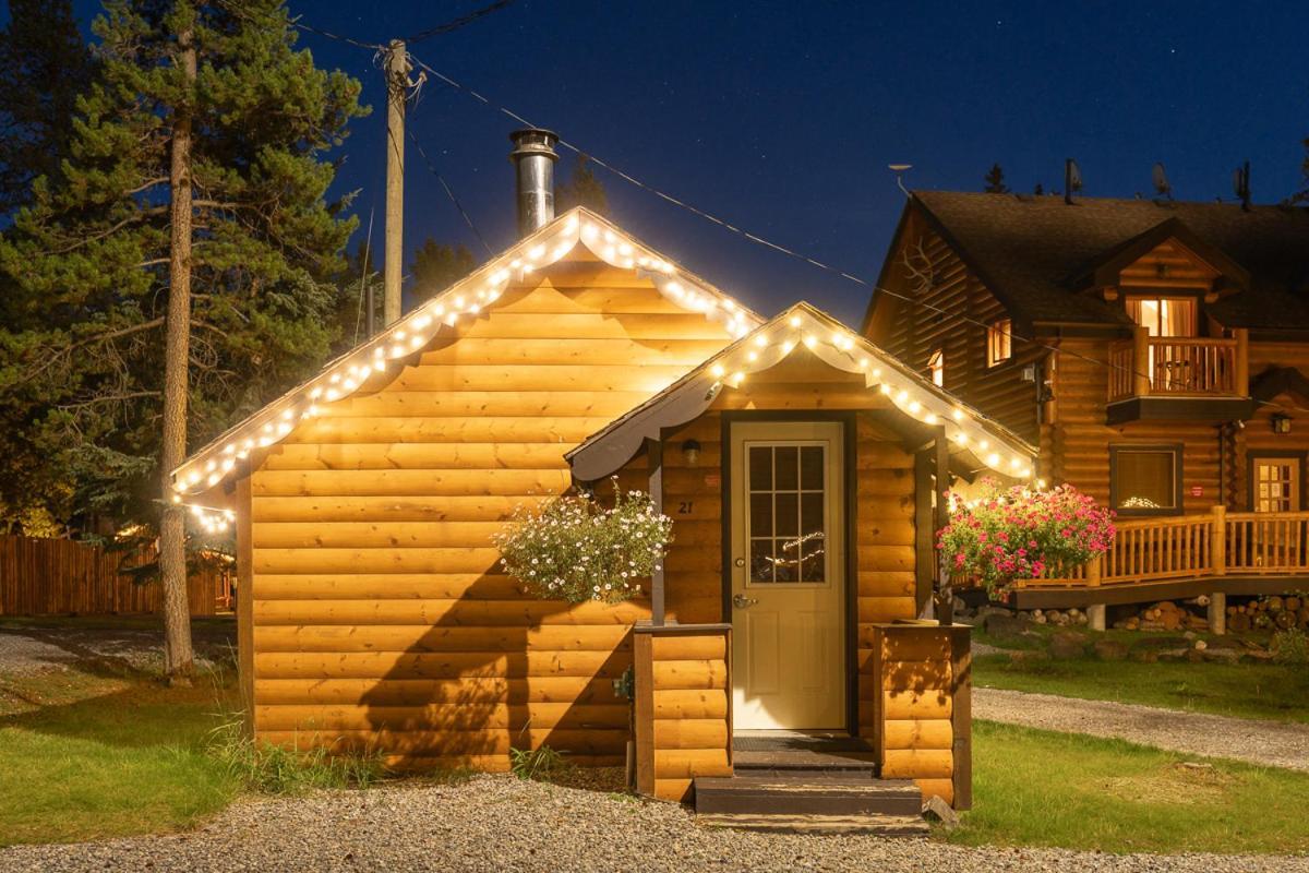 Castle Mountain Chalets エクステリア 写真