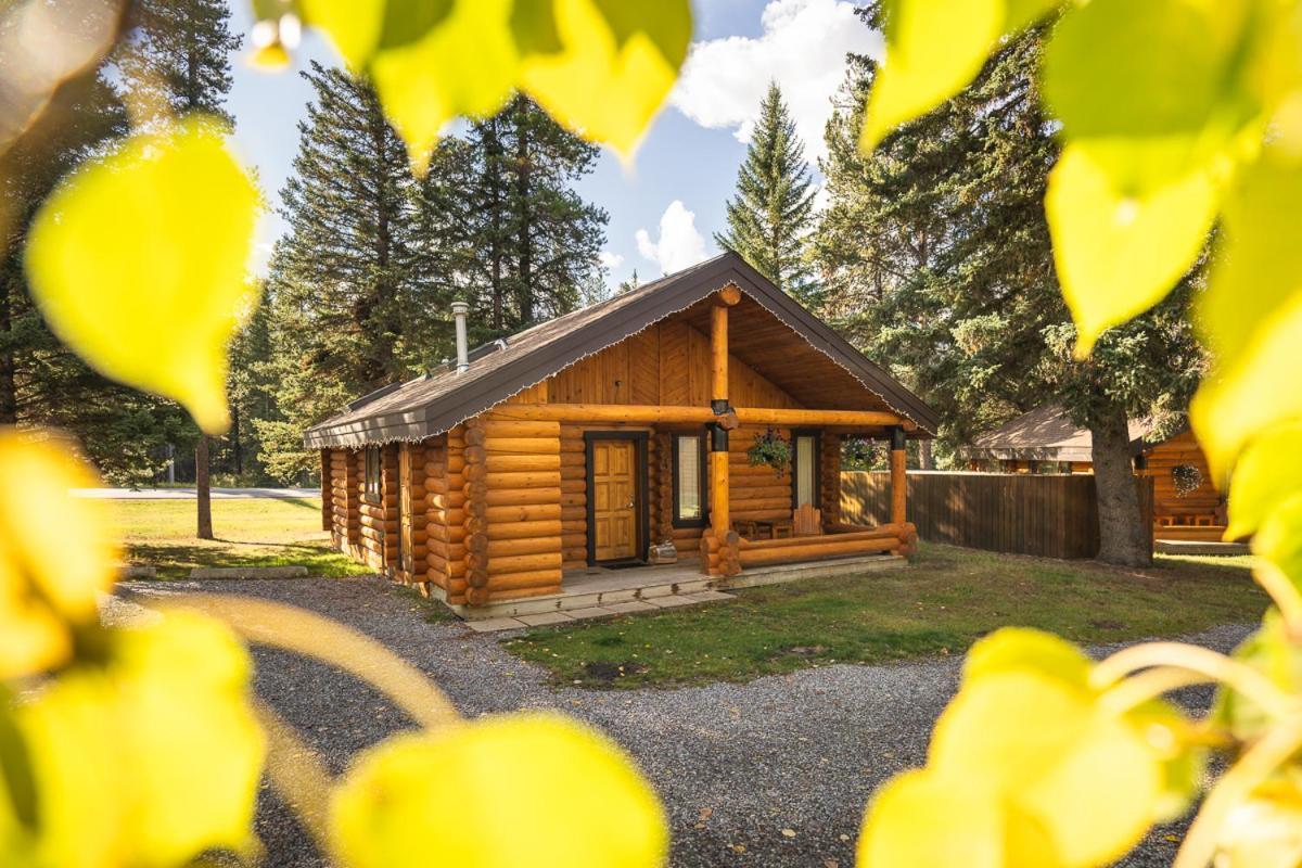 Castle Mountain Chalets エクステリア 写真