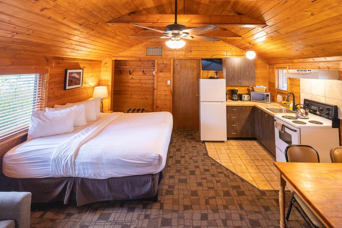 Castle Mountain Chalets エクステリア 写真