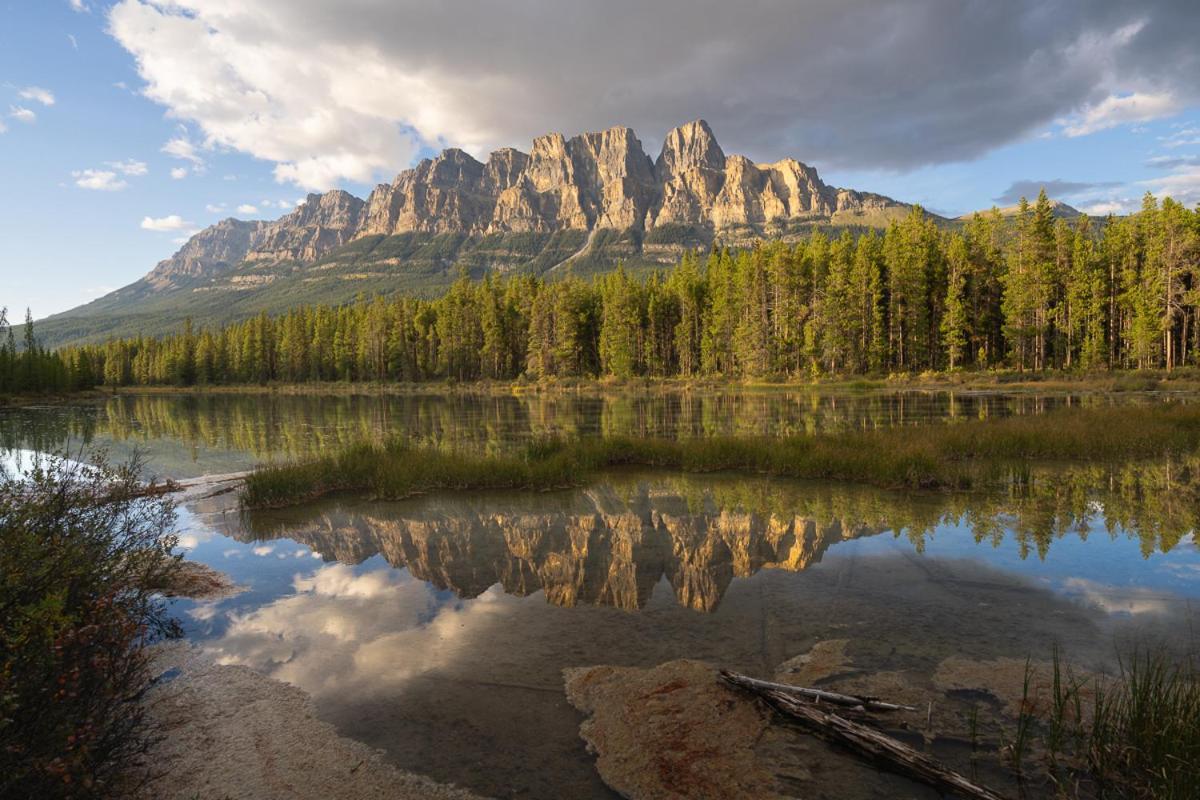 Castle Mountain Chalets エクステリア 写真
