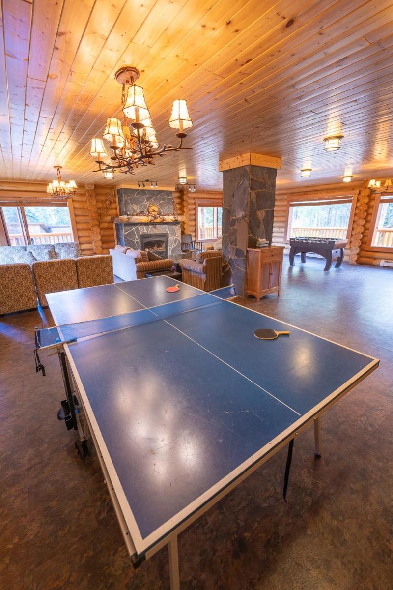 Castle Mountain Chalets エクステリア 写真