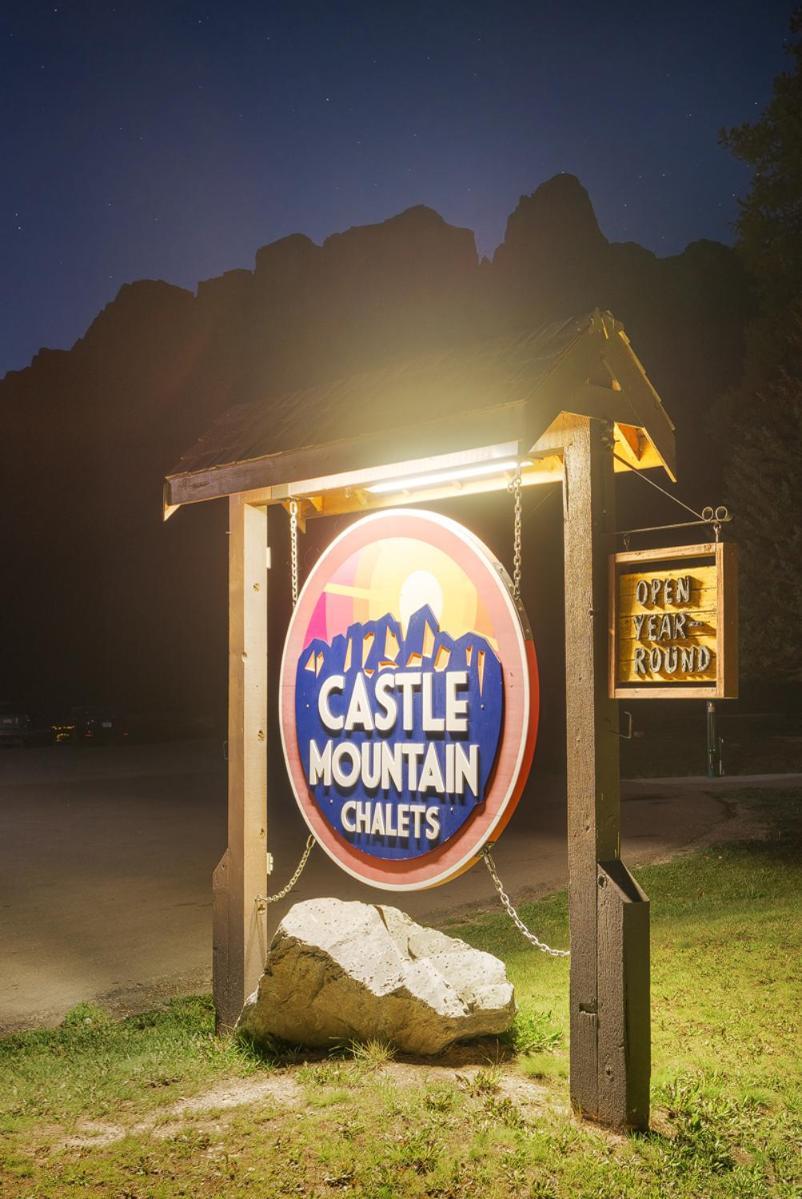 Castle Mountain Chalets エクステリア 写真