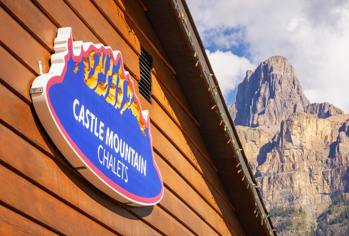 Castle Mountain Chalets エクステリア 写真