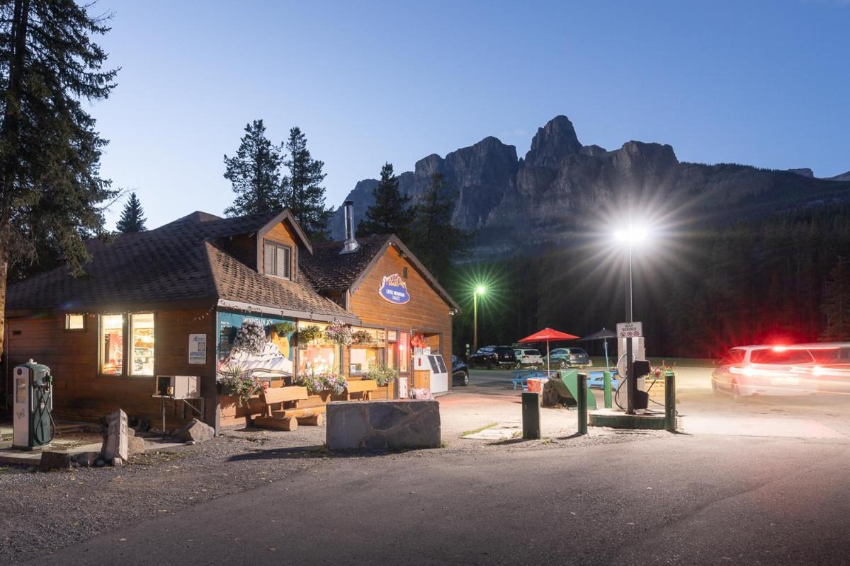 Castle Mountain Chalets エクステリア 写真