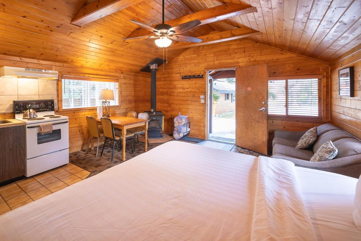 Castle Mountain Chalets エクステリア 写真