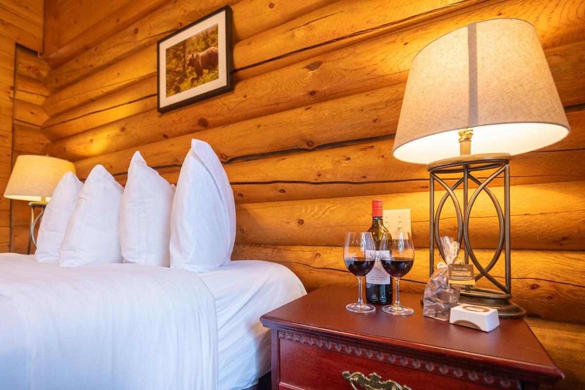 Castle Mountain Chalets エクステリア 写真