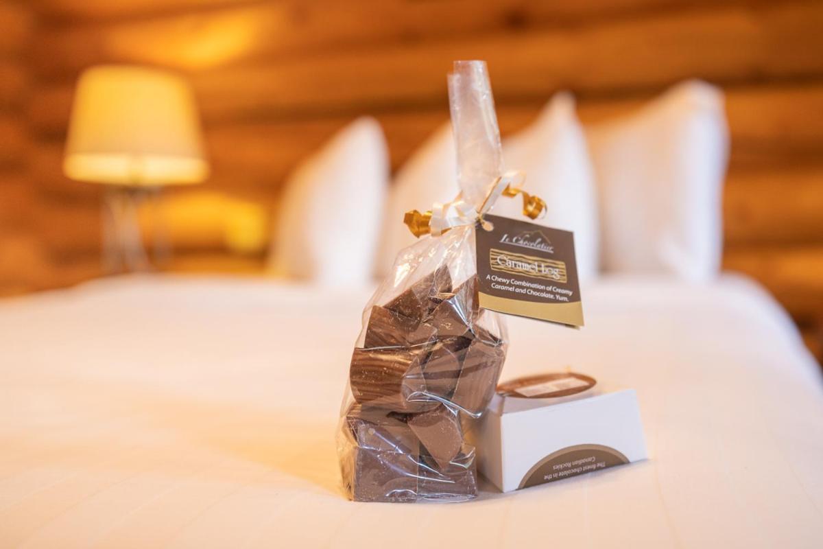 Castle Mountain Chalets エクステリア 写真